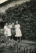 1940, Francja.
Julian Michalski z francusją rodziną.
Fot. NN, udostępnili Zofia i Julian Michalski, zbiory Ośrodka KARTA
