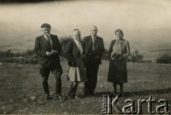1940, Afryka.
Major Kijewski (z lewej) i kapitan Maliszewski z żonami podczas podróży przez Saharę.
Fot. NN, udostępnili Zofia i Julian Michalski, zbiory Ośrodka KARTA