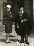 1966, Birmingham, Anglia, Wielka Brytania.
Julian Michalski, wykładowca Uniwersytetu Aston, wraz z żoną Zofią. W 1966 roku dotychczasowa Szkoła Zaawansowanych Technologii (College of Advanced Technology) przekształciła się w Uniwersytet Aston.
Fot. NN, udostępnili Zofia i Julian Michalski, zbiory Ośrodka KARTA