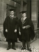 1966, Birmingham, Anglia, Wielka Brytania.
Polscy wykładowcy Uniwersytetu Aston - Julian Michalski (z prawej) i jego szwagier Tadeusz Ślimak. W 1966 roku dotychczasowa Szkoła Zaawansowanych Technologii (College of Advanced Technology) przekształciła się w Uniwersytet Aston.
Fot. NN, udostępnili Zofia i Julian Michalski, zbiory Ośrodka KARTA