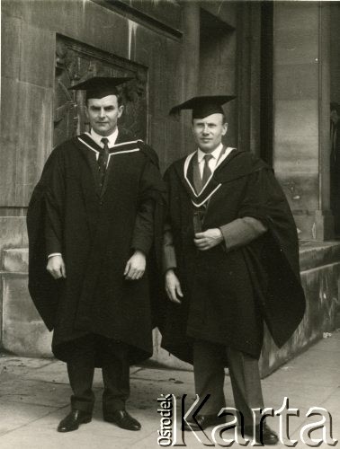 1966, Birmingham, Anglia, Wielka Brytania.
Polscy wykładowcy Uniwersytetu Aston - Julian Michalski (z prawej) i jego szwagier Tadeusz Ślimak. W 1966 roku dotychczasowa Szkoła Zaawansowanych Technologii (College of Advanced Technology) przekształciła się w Uniwersytet Aston.
Fot. NN, udostępnili Zofia i Julian Michalski, zbiory Ośrodka KARTA