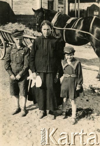 1936, okolice Drohiczyna, Polska.
Rodzeństwo Zofia (potem Michalski) i Tadeusz Ślimak z babcią.
Fot. NN, udostępnili Zofia i Julian Michalski, zbiory Ośrodka KARTA