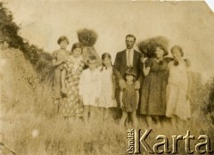 1936, okolice Drohiczyna, Polska.
Rodzina Zofii Ślimak (potem Michalski, stoi przed ojcem) po żniwach.
Fot. NN, udostępnili Zofia i Julian Michalski, zbiory Ośrodka KARTA