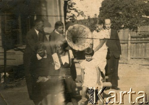 1938, Polska.
Grupa osób przy gramofonie. 1. z prawej na dole Zofia Ślimak (potem Michalski).
Fot. NN, udostępnili Zofia i Julian Michalski, zbiory Ośrodka KARTA