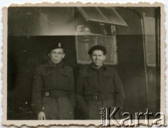 Po 1946, Wielka Brytania.
Jan Pawłowski (z lewej) z 8 Pułku Artylerii Przeciwlotniczej z kolegą.
Fot. NN, udostępnili Barbara i Jan Pawłowscy, zbiory Ośrodka KARTA