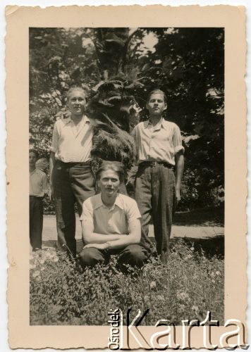 1945, prawdopodobnie Szwajcaria.
Młodzi mężczyźni internowani na terenie Szwajcarii. Wśród nich był Jan Pawłowski, który uciekł z IIII Rzeszy.
Fot. NN, udostępnili Barbara i Jan Pawłowscy, zbiory Ośrodka KARTA
