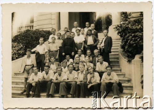 1945, Szwajcaria.
Grupa młodych internowanych mężczyzn w towarzystwie księdza. Wśród nich był Jan Pawłowski, który uciekł z III Rzeszy.
Fot. NN, udostępnili Barbara i Jan Pawłowscy, zbiory Ośrodka KARTA