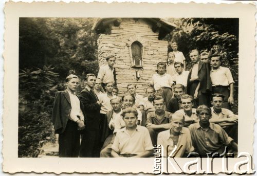 1945, Szwajcaria.
Grupa młodych mężczyzn przy kapliczce. Wśród nich był Jan Pawłowski, który uciekł z III Rzeszy.
Fot. NN, udostępnili Barbara i Jan Pawłowscy, zbiory Ośrodka KARTA