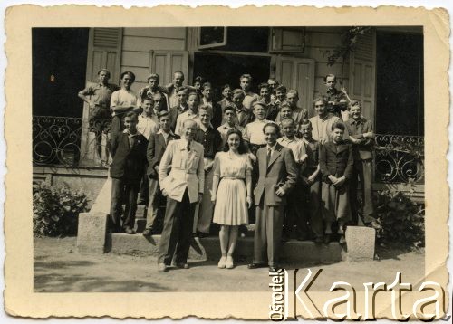 1945, Szwajcaria.
Grupa osób przed budynkiem, m.in. młodzi mężczyźni internowani na terenie Szwajcarii.
Fot. NN, udostępnili Barbara i Jan Pawłowscy, zbiory Ośrodka KARTA
