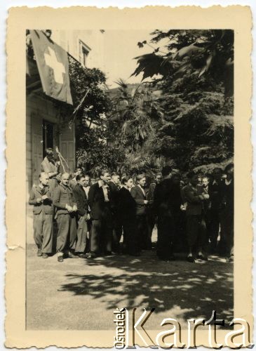 1945, Szwajcaria.
Grupa internowanych młodych mężczyzn. Wśród nich był Jan Pawłowski, który uciekł z III Rzeszy.
Fot. NN, udostępnili Barbara i Jan Pawłowscy, zbiory Ośrodka KARTA
