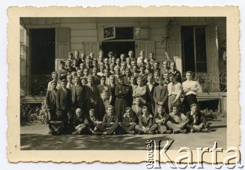 1945, Szwajcaria.
Grupa młodych mężczyzn w towarzystwie księdza. Wśród nich był Jan Pawłowski, który uciekł z III Rzeszy.
Fot. NN, udostępnili Barbara i Jan Pawłowscy, zbiory Ośrodka KARTA