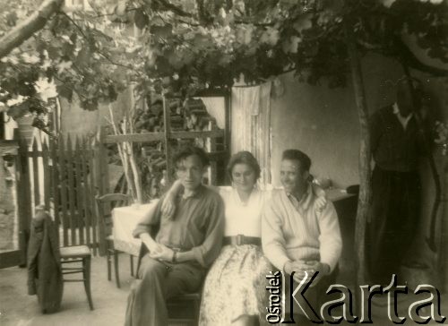 Koniec lat 50., Grenoble, Francja.
Z lewej siedzi Jan Pawłowski.
Fot. NN, udostępnili Barbara i Jan Pawłowscy, zbiory Ośrodka KARTA