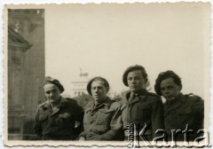 1945-1946, Rzym, Włochy.
Żołnierze 2 Korpusu Polskiego podczas wycieczki, 1 z prawej Zdzisław Strzelczyk, 2. z prawej Jan Pawłowski.
Fot. NN, udostępnili Barbara i Jan Pawłowscy, zbiory Ośrodka KARTA
