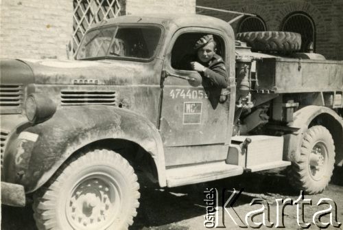 1945-1946, Włochy.
Jan Pawłowski z 8 Pułku Artylerii Przeciwlotniczej w beczkowozie.
Fot. NN, udostępnili Barbara i Jan Pawłowscy, zbiory Ośrodka KARTA