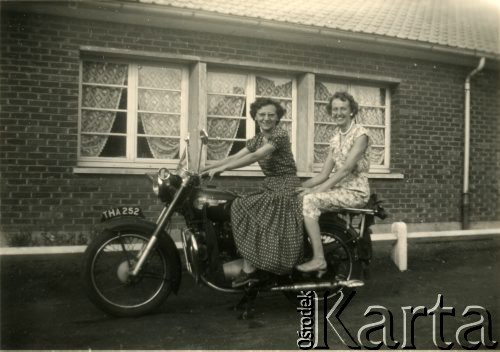 1955, Francja.
Kobiety na motorze Jana Pawłowskiego.
Fot. NN, udostępnili Barbara i Jan Pawłowscy, zbiory Ośrodka KARTA