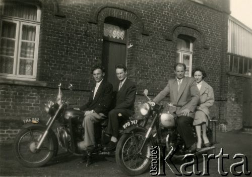 1955, Francja.
Jan Pawłowski (1. z lewej) ze znajomymi podczas urlopu.
Fot. NN, udostępnili Barbara i Jan Pawłowscy, zbiory Ośrodka KARTA