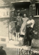 1955, Francja.
Jan Pawłowski (1. z lewej) w towarzystwie znajomych podczas urlopu.
Fot. NN, udostępnili Barbara i Jan Pawłowscy, zbiory Ośrodka KARTA