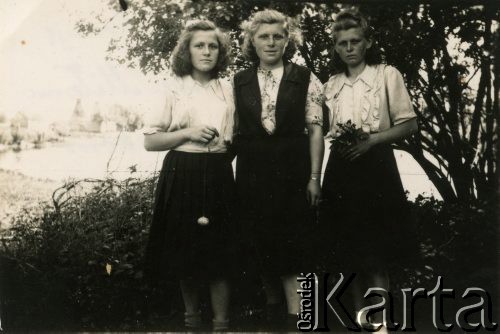 1950, Polska.
Siostry Jana Pawłowskiego (od lewej): Anna, Weronika, Janina. Zdjęcie ofiarowane Janowi Pawłowskiemu w dniu 10 lipca 1950 roku.
Fot. NN, udostępnili Barbara i Jan Pawłowscy, zbiory Ośrodka KARTA