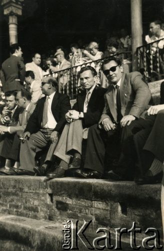 1956, Barcelona, Hiszpania.
Jan Pawłowski (w środku) na korridzie.
Fot. NN, udostępnili Barbara i Jan Pawłowscy, zbiory Ośrodka KARTA