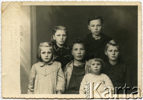 10.10.1942, Koło (Warthbrucken), Kraj Warty, III Rzesza Niemiecka.
Jan Pawłowski z siostrami: Anną (1. z lewej), Weroniką (2. z lewej) i Janiną (1. z prawej) oraz koleżankami.
Fot. NN, udostępnili Barbara i Jan Pawłowscy, zbiory Ośrodka KARTA