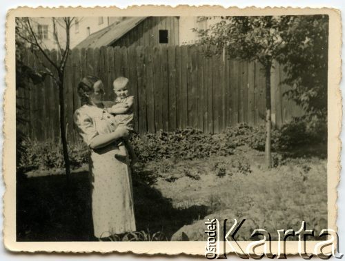 1940, Kraków, Generalne Gubernatorstwo.
Anna Lupa z córką Barbarą (później Pawłowską). 
Fot. NN, udostępnili Barbara i Jan Pawłowscy, zbiory Ośrodka KARTA