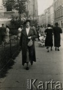 Przed 1939, Kraków, Polska.
Anna Lupa (z domu Gawlik) na ulicy.
Fot. NN, udostępnili Barbara i Jan Pawłowscy, zbiory Ośrodka KARTA