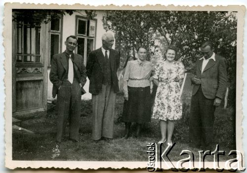 1939-1945, Męcina koło Limanowej, Generalne Gubernatorstwo.
W środku stoi Maria Marcinów (z domu Król, babcia Barbary Pawłowskiej), 2. z lewej jej mąż.
Fot. NN, udostępnili Barbara i Jan Pawłowscy, zbiory Ośrodka KARTA