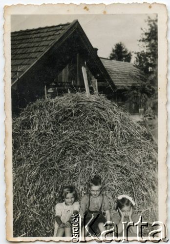 1944-1945, Męcina koło Limanowej, Generalne Gubernatorstwo.
Barbara Lupa (potem Pawłowska, z prawej) z kuzynami.
Fot. NN, udostępnili Barbara i Jan Pawłowscy, zbiory Ośrodka KARTA