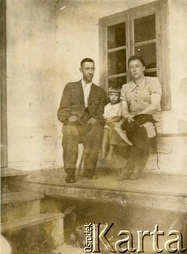 1943-1944, Męcina koło Limanowej, Generalne Gubernatorstwo.
Anna i Józef Lupa z córką Barbarą (później Pawłowską).
Fot. NN, udostępnili Barbara i Jan Pawłowscy, zbiory Ośrodka KARTA