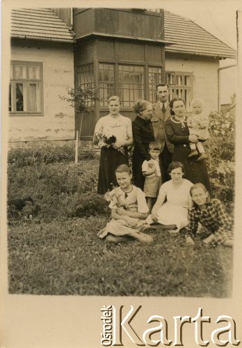 1940, Męcina koło Limanowej, Generalne Gubernatorstwo.
Z prawej stoi Anna Lupa (z domu Gawlik) z córką Barbarą na rękach, obok jej mąż Jan, na dole 1. z lewej starsza córka Maria.
Fot. NN, udostępnili Barbara i Jan Pawłowscy, zbiory Ośrodka KARTA
