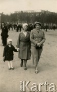 Przed 1939, Kraków, Polska.
Anna Lupa (z domu Gawlik) z przyjaciółką.
Fot. NN, udostępnili Barbara i Jan Pawłowscy, zbiory Ośrodka KARTA