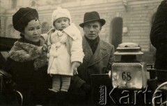 Ok. 1939, Kraków, Polska.
Maria (siostra Anny Lupy)  i Aleksander Lupa z synem Aleksandrem.
Fot. Kolos - Film, udostępnili Barbara i Jan Pawłowscy, zbiory Ośrodka KARTA