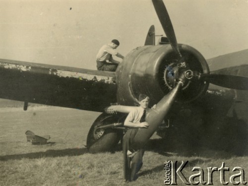 Sierpień 1942, Hemswell, Wielka Brytania.
Załoga 301 Dywizjonu Bombowego RAF Wellingtonie Z1237. Samolot został rozbity podczas przymusowego lądowania. 
Fot. NN, udostępnił Mieczysław Stachiewicz, zbiory Ośrodka KARTA