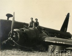 Sierpień 1942, Hemswell, Wielka Brytania.
Załoga 301 Dywizjonu Bombowego RAF Wellingtonie Z1237. Samolot został rozbity podczas przymusowego lądowania. 
Fot. NN, udostępnił Mieczysław Stachiewicz, zbiory Ośrodka KARTA