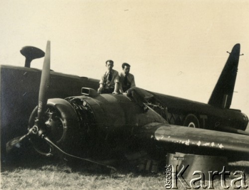 Sierpień 1942, Hemswell, Wielka Brytania.
Załoga 301 Dywizjonu Bombowego RAF Wellingtonie Z1237. Samolot został rozbity podczas przymusowego lądowania. 
Fot. NN, udostępnił Mieczysław Stachiewicz, zbiory Ośrodka KARTA