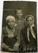 1941-1942, Związek Radziecki.
Rodzeństwo Juchniewiczów: z lewej Lucyna, z prawej Irena (potem Godyń), w środku Ferdynand.
Fot. NN, udostępniła Irena Godyń, zbiory Ośrodka KARTA