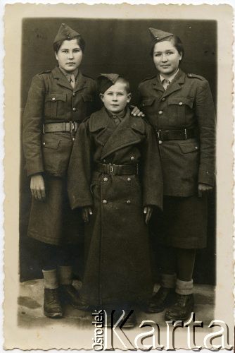 1942, Isfahan, Liban.
Rodzeństwo Juchniewiczów w junackich mundurach (od lewej): Józefa, Ferdynand i Irena (potem Godyń).
Fot. NN, udostępniła Irena Godyń, zbiory Ośrodka KARTA