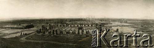 Ok. 1944, Perepolis lub Pasargada, Iran.
Panorama ruin. Zdjęcie wykonane podczas podróży krajoznawczej uczennic gimnazjum w Isfahanie.
Fot. NN, udostępniła Irena Godyń, zbiory Ośrodka KARTA