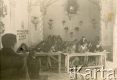1945, Isfahan, Iran.
Egzamin wstępny do liceum w świetlicy gimnazjum (Zakład nr 2).
Fot. NN, udostępniła Irena Godyń, zbiory Ośrodka KARTA