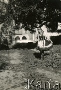 1943-1945, Isfafan, Iran.
Irena Juchniewicz (potem Godyń) w stroju krakowskim.
Fot. NN, udostępniła Irena Godyń, zbiory Ośrodka KARTA