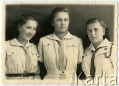 1943-1945, Isfahan, Iran.
Kurs drużynowych harcerskich. Od lewej: Irena Juchniewicz (potem Godyń), Jadwiga Wysocka i Jadwiga Surowiak.
Fot. NN, udostępniła Irena Godyń, zbiory Ośrodka KARTA