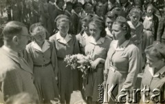 Ok. 1943, Isfahan, Iran.
Powitanie gościa w Zakładzie nr 2. Z kwiatami stoi Irena Juchniewicz (potem Godyń).
Fot. NN, udostępniła Irena Godyń, zbiory Ośrodka KARTA