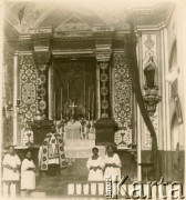 1942-1945, Isfahan, Iran.
Kościół ormiański na Dżulfie. Na zdjęciu ksiądz Michał Wilniewczyc z ministrantami.
Fot. NN, udostępniła Irena Godyń, zbiory Ośrodka KARTA