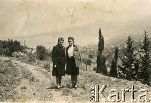 1947, Bejrut, Liban.
Irena Juchniewicz (z lewej, potem Godyń) jako studentka pielęgniarstwa Uniwersytetu Amerykańskiego z siostrą Józefą.
Fot. NN, udostępniła Irena Godyń, zbiory Ośrodka KARTA