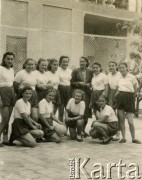 1943-1945, Isfahan, Iran.
Gimnazjalna drużyna siatkówki. Na dole 2. z lewej Irena Juchniewicz (potem Godyń).
Fot. NN, udostępniła Irena Godyń, zbiory Ośrodka KARTA