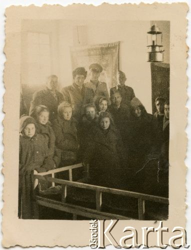 1944, Iran lub Liban.
Grupa osób, na dole 5. z lewej Irena Juchniewicz (potem Godyń)  w drodze z Isfahanu do Teheranu w odwiedziny do siostry Józefy.
Fot. NN, udostępniła Irena Godyń, zbiory Ośrodka KARTA
