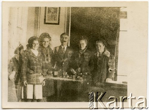 Ok. 1943-1945, prawdopodobnie Isfahan, Iran.
Opłatek u podchorążego Podkładzkiego (?). Na zdjęciu koleżanki Ireny Juchniewicz (potem Godyń).
Fot. NN, udostępniła Irena Godyń, zbiory Ośrodka KARTA