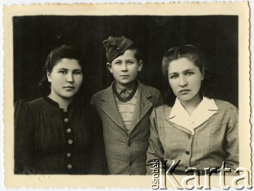 Ok. 1943, Bliski Wschód.
Rodzeństwo Juchniewiczów (od lewej): Józefa, Ferdynand i Irena (później Godyń).
Fot. NN, udostępniła Irena Godyń, zbiory Ośrodka KARTA