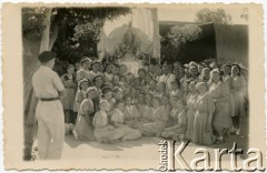 1944-1945, Isfahan, Iran.
Członkinie Sodalicji Mariańskiej z Zakładu nr 15 przy swoim ołtarzu na Dżulfie w dniu Bożego Ciała. Na zdjęciu także ksiądz Franciszek Tomasik
Fot. NN, udostępniła Irena Godyń, zbiory Ośrodka KARTA