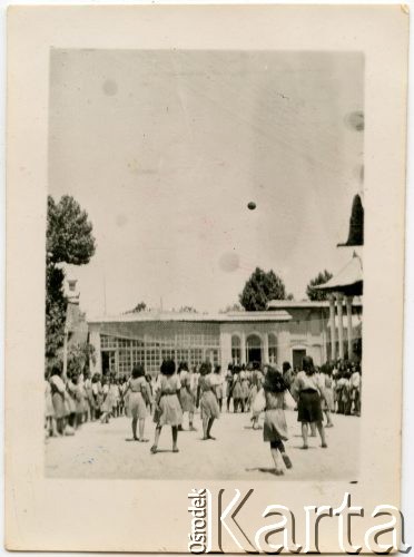 1943-1945, Isfahan, Iran.
Mecz siatkówki.
Fot. NN, udostępniła Irena Godyń, zbiory Ośrodka KARTA